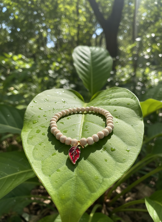 Holzperlenarmband mit Herbstblatt