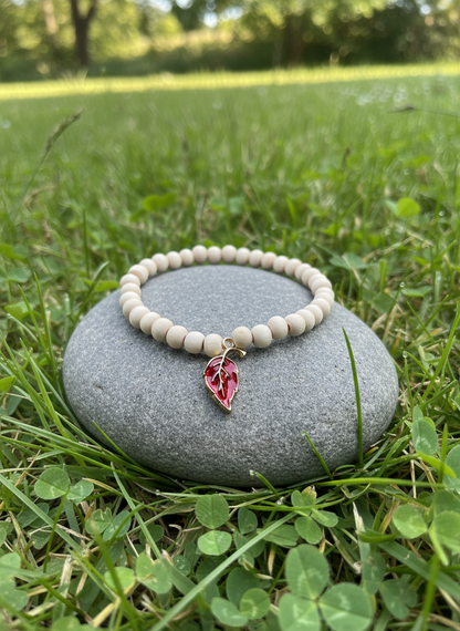 Holzperlenarmband mit Herbstblatt