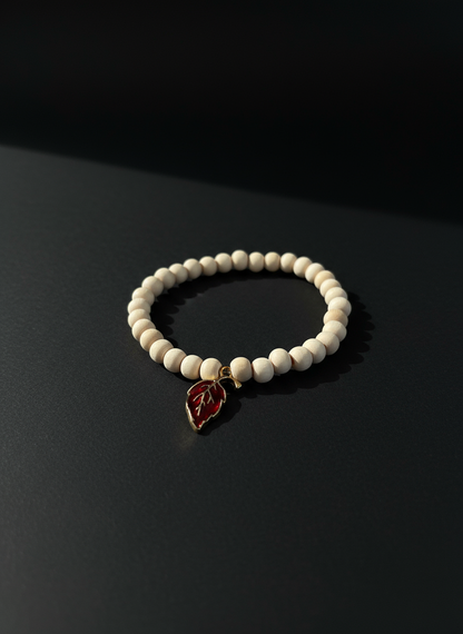 Holzperlenarmband mit Herbstblatt